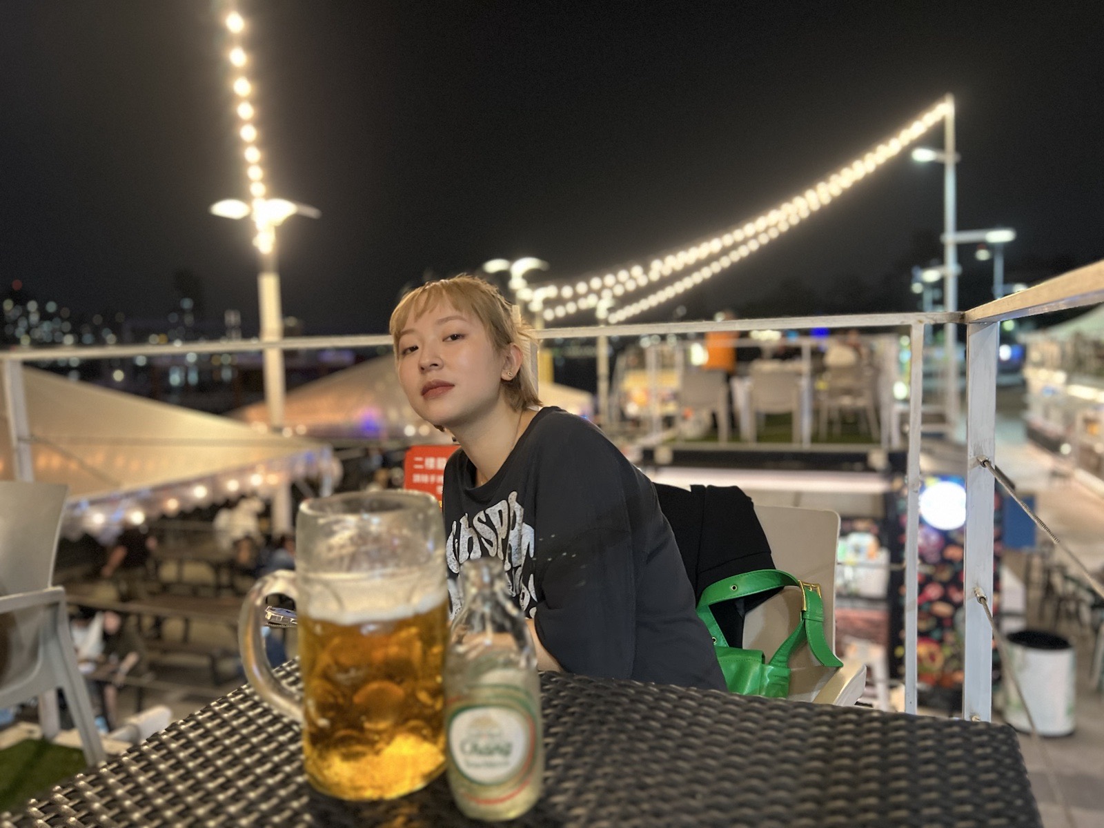 小花與桌上大杯啤酒的夜間生活照