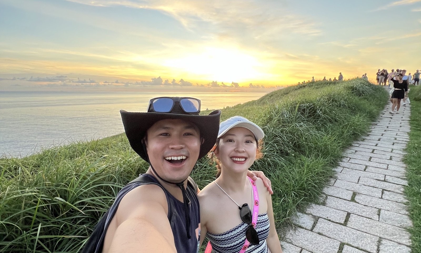 韋樺與小花在海邊夕陽下的夫妻旅行合照