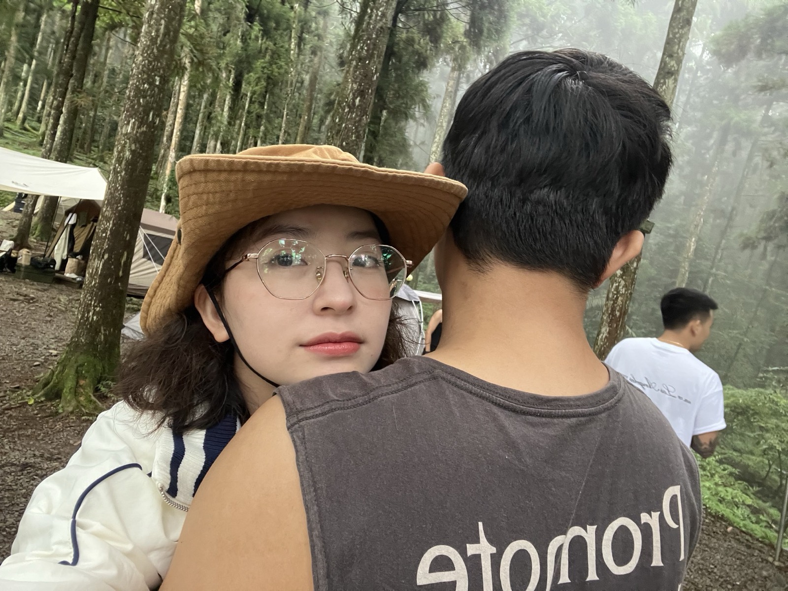 小花在森林露營時靠著韋樺拍攝的夫妻生活自拍照