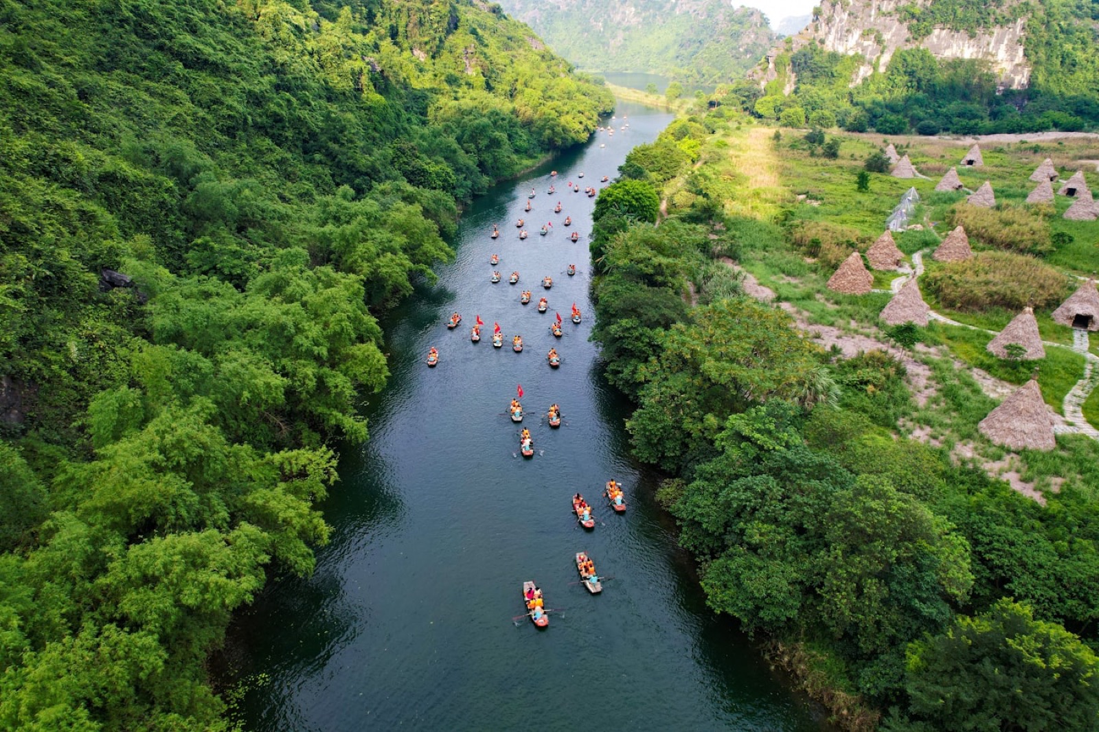 寧平山谷河道上的遊船