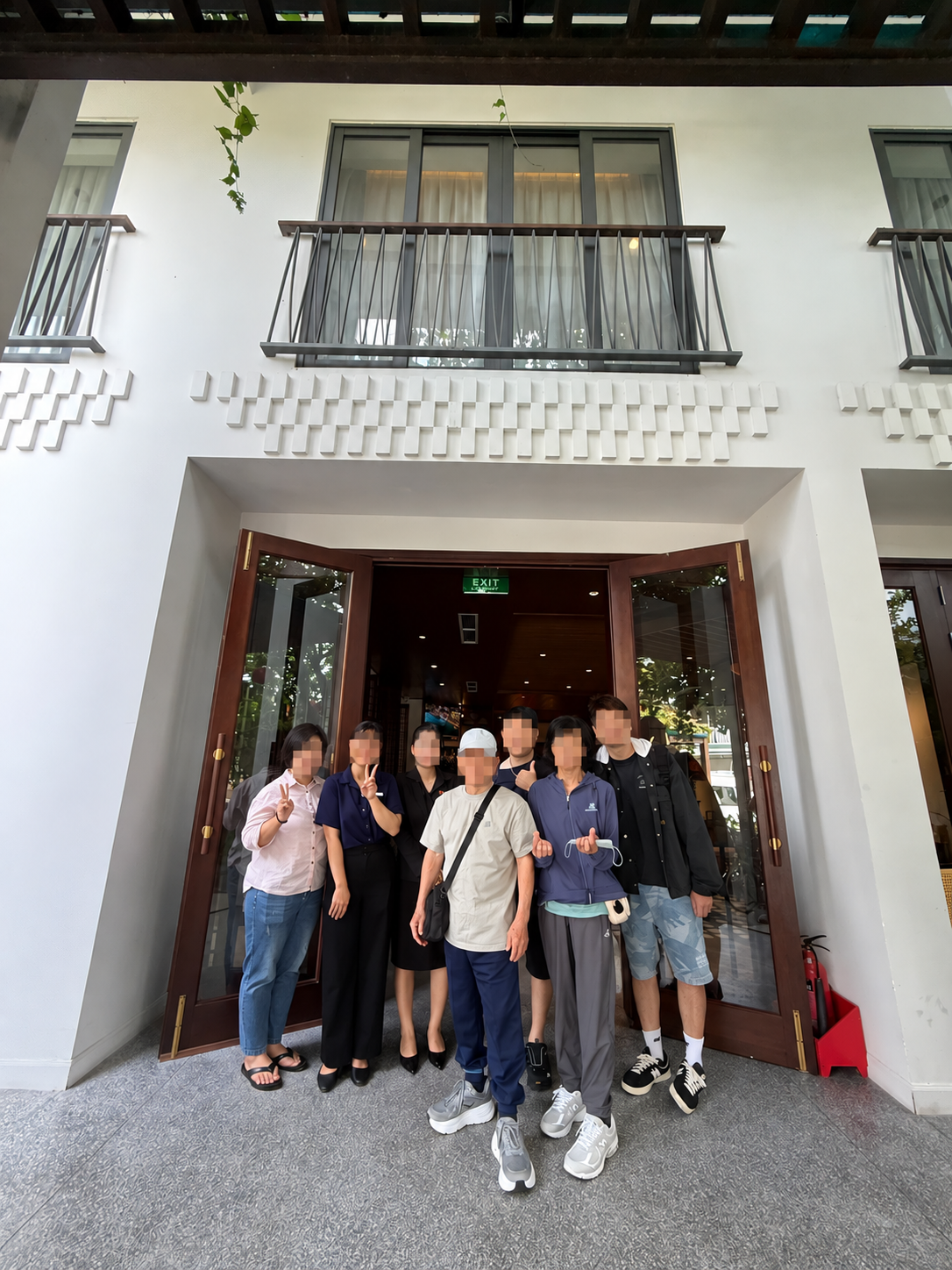 中越家庭小團在飯店門口留下團體合照