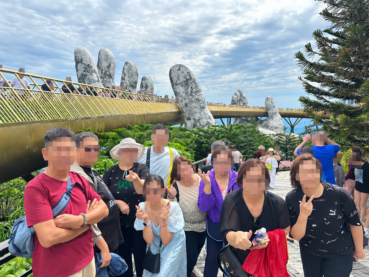 峴港家庭團在巴拿山黃金佛手橋留下合影