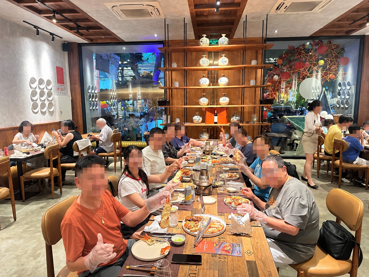 峴港家庭團在越南餐廳共享料理